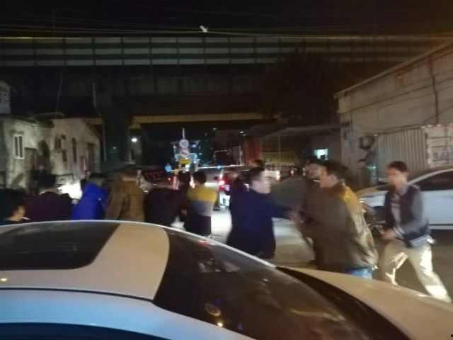 开车女子吃瓜视频,意外走红网络