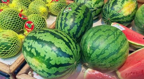 女人在边上吃瓜,女性视角下的社会百态